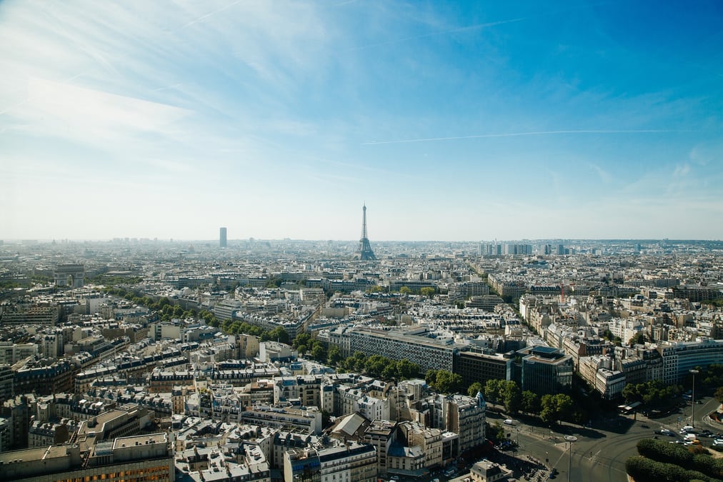 Vue panoramique de Paris avec la Tour Eiffel et la Tour Montparnasse en arrière plan (immobilier, immobilier anciens, appartement, location)