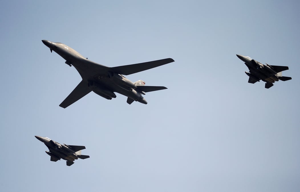 Deux bombardiers us volent au-dessus de la coree du sud
