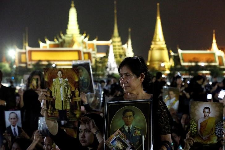 Foule immense pour l'ultime hommage au defunt roi de thailande
