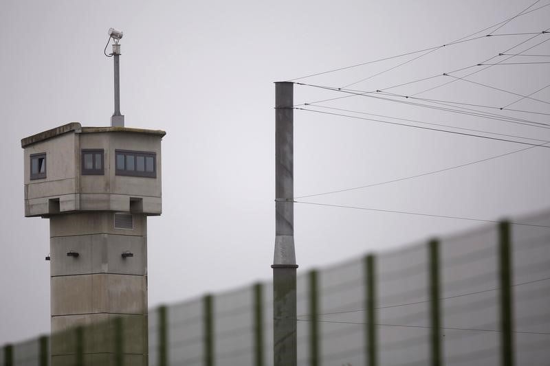 Coronavirus: la france tente d'eviter des mutineries dans les prisons