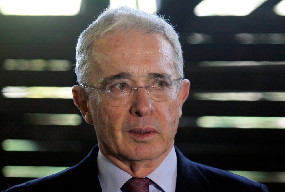 Colombie: l'ancien president uribe annonce sa mise en detention