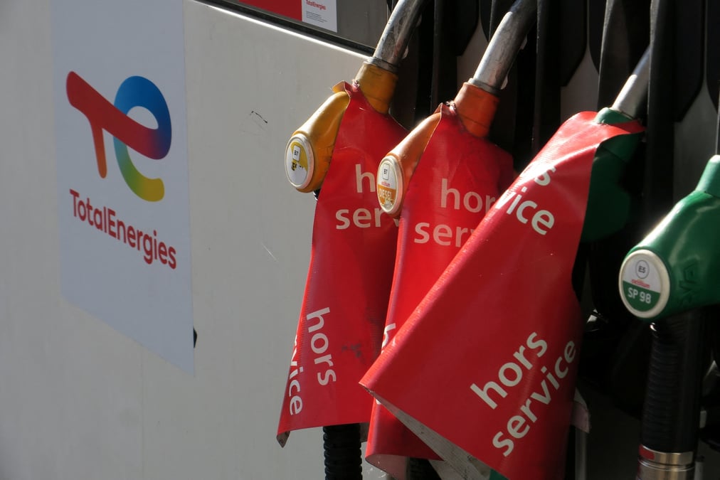Des panneaux indiquant "hors service" sur des pompes a essence dans une station-service de totalenergies