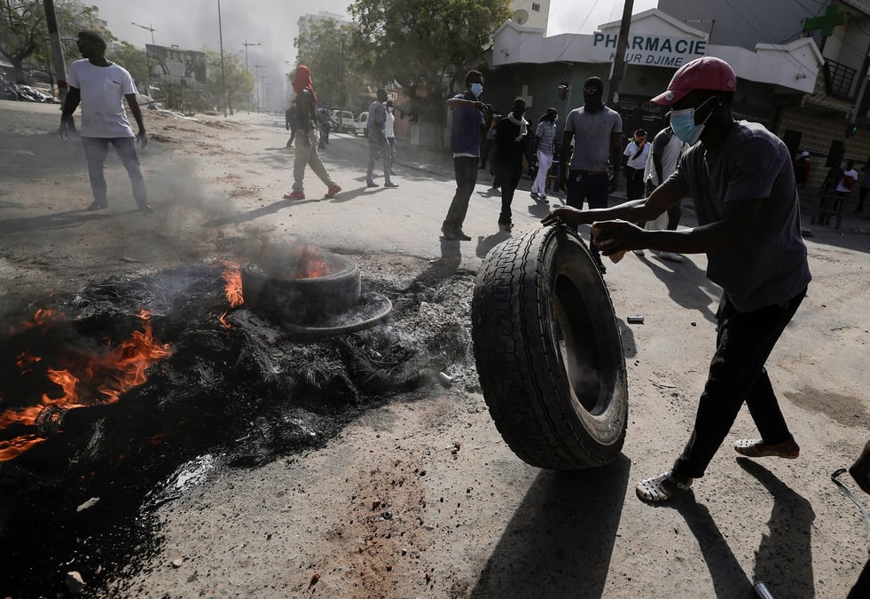 Des manifestants senegalais protestent contre le report de l'election presidentielle
