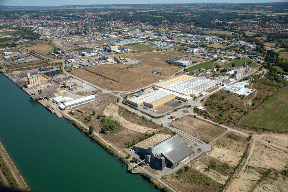 Situé au bord du canal du Rhône, le site Inspira a été fléché par l'Etat dans sa politique de réindustrialisation. Mais les enjeux environnementaux autour du foncier et de la gestion de l'eau semblent encore majeurs pour ce dossier qui revient de cinq ans de procédures judiciaires, ayant conduit à l'annulation de ses arrêtés.