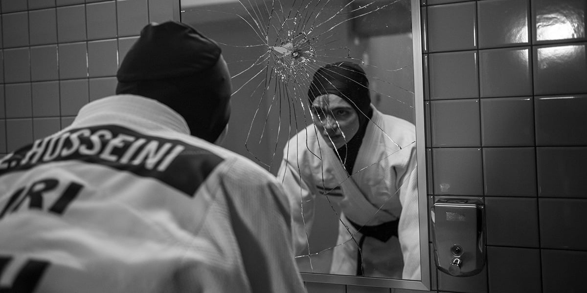 Leila Hosseini (Arienne Mandi), judokate iranienne en pleine gloire, forcée à l’abandon par son pays pour éviter un combat face à une athlète israélienne.
