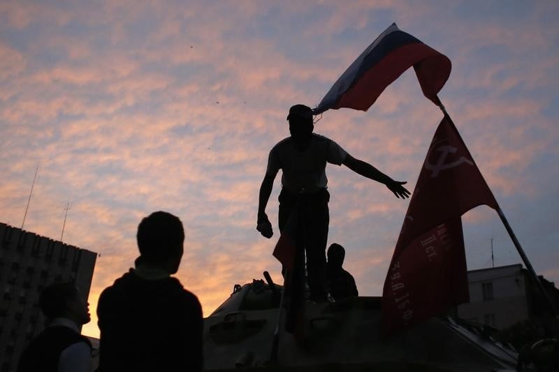 De nombreuses armes retirees du front par les rebelles prorusses, dit kiev