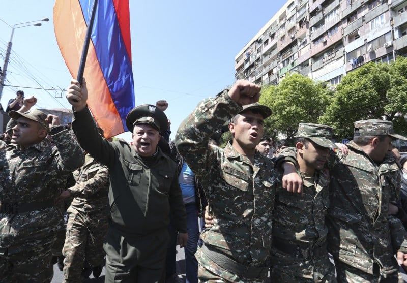 Des militaires se joignent aux manifestants anti-sarkissian a erevan
