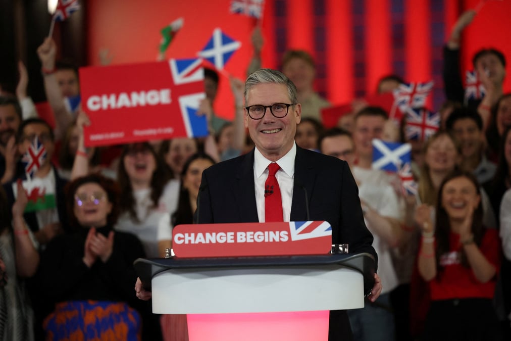 Dans la foulée du résultat des élections ce vendredi, le chef des travaillistes britanniques Keir Starmer a été nommé Premier ministre par le roi Charles III.