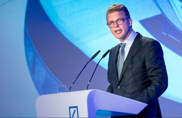 Alors qu'il a été décidé que le tutoiement sera la règle de communication au sein de l'équipe de direction, Christian Sewing, patron de Deutsche Bankdit qu'il serait « heureux » si de nombreux salariés allemands devaient « suivre cet exemple ».