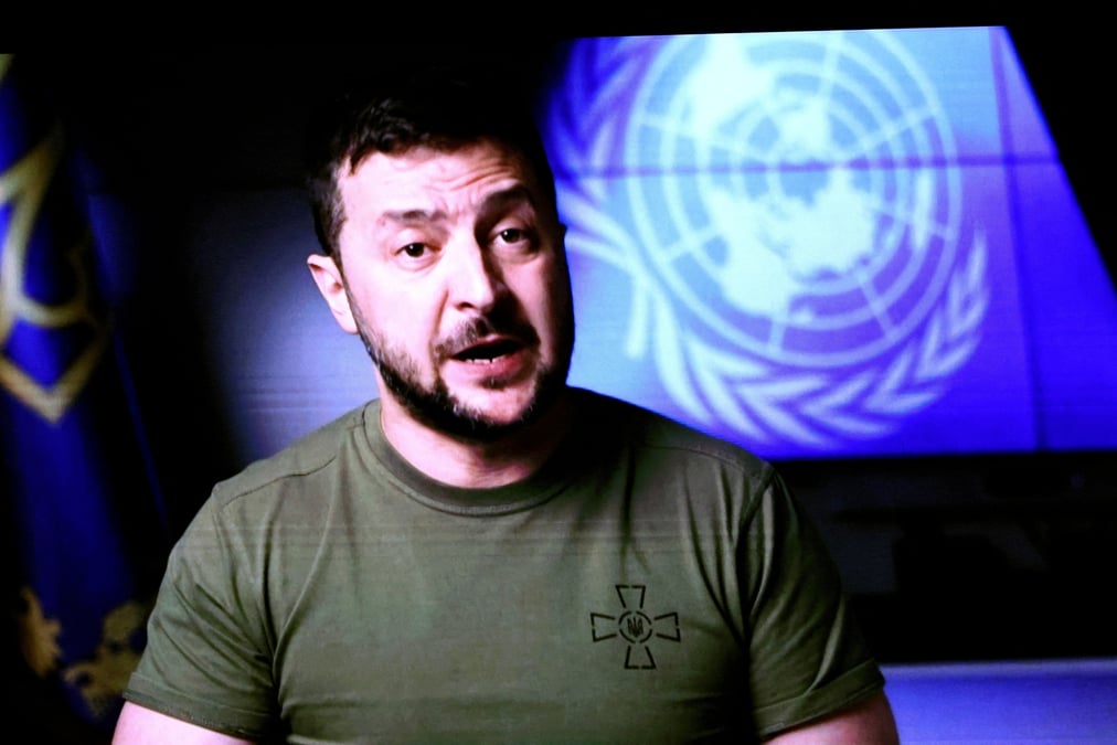 Le president ukrainien volodymyr zelenskiy sur un ecran video lors de la 77e session de l'assemblee generale de l'onu