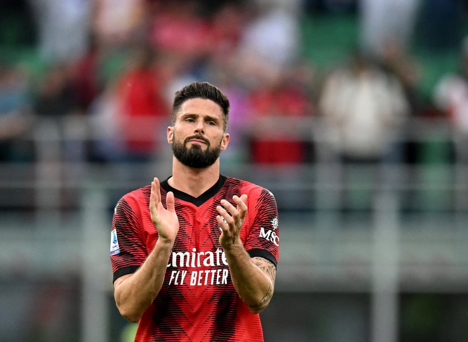 Olivier giroud de l'ac milan applaudit les fans apres le match contre genoa
