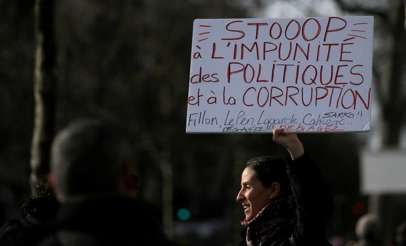 Appels a une manifestation contre la corruption des elus