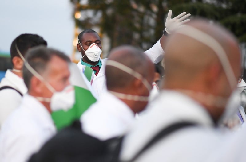 En italie, des medecins "a bout de forces" tombent malades a leur tour