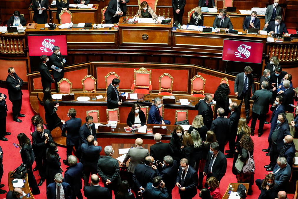 Italie: les partis au pouvoir evoquent des elections anticipees