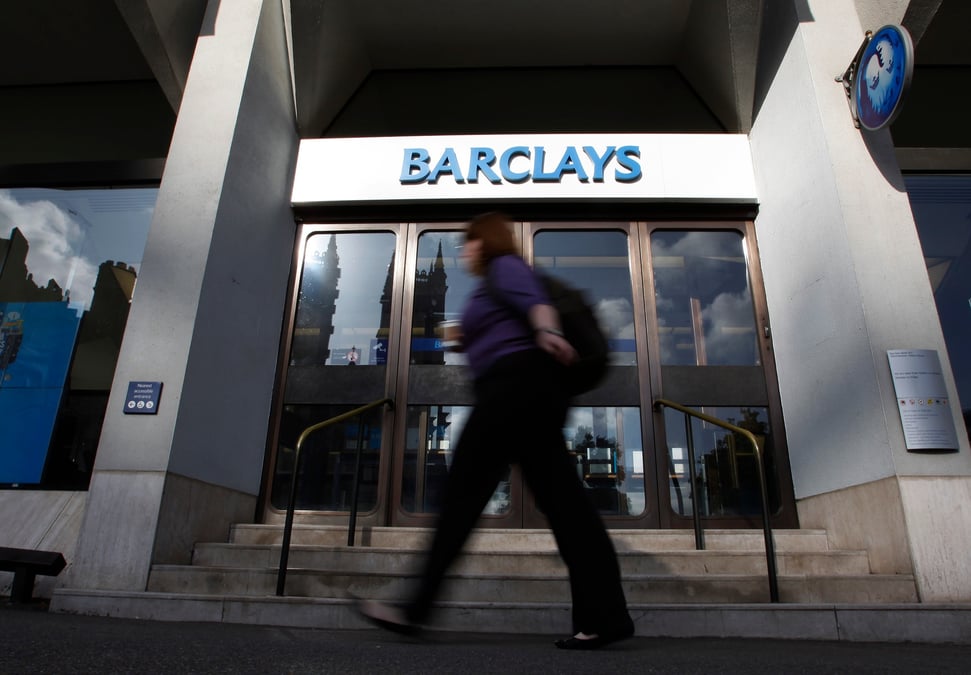 Grande-bretagne: face a l'inflation, barclays accorde une augmentation de salaire a 35.000 de ses employes
