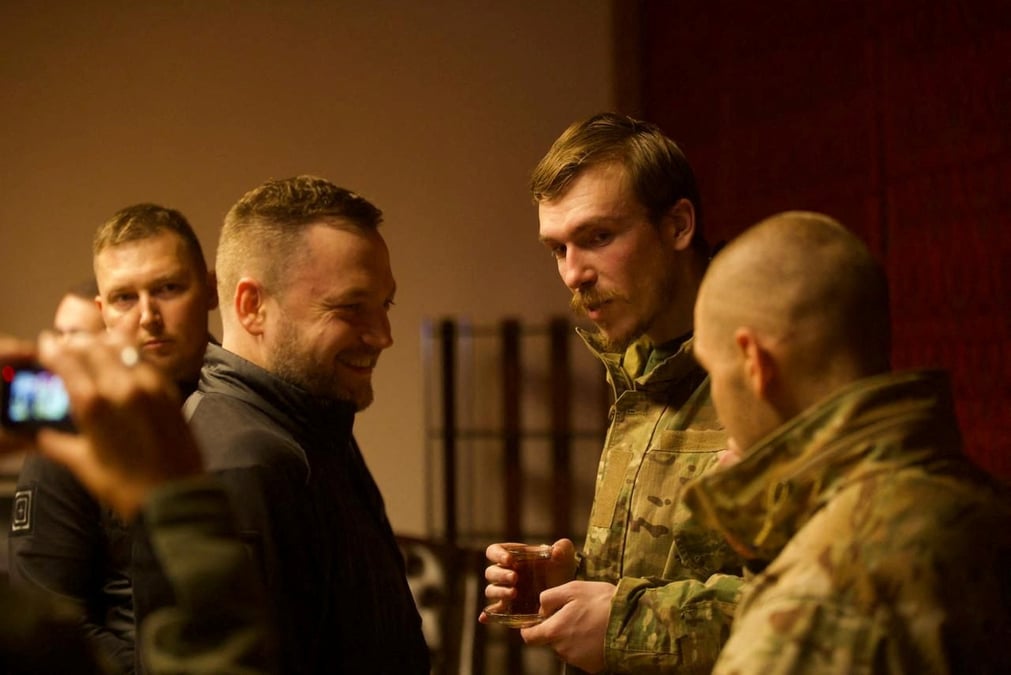 Le ministre ukrainien de l'interieur s'adresse aux commandants de defenseurs de l'azovstal a marioupol denys prokopenko et serhii volynsky apres l'echange de prisonniers de guerre en turquie
