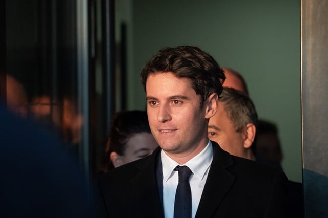 Le chef du gouvernement Gabriel Attal lors d'un déplacement avec Gérald Darmanin dans les Hauts de France mercredi 10 janvier.