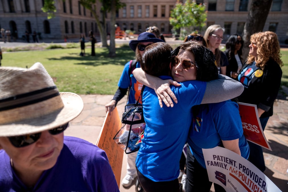 Des militants du droit a l’avortement s’embrassent a phoenix, arizona