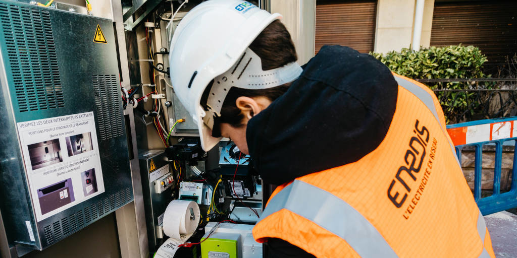 Enedis mobilise 1.400 agents pour intervenir dans les régions affectées par les vents violents et les chutes de neige qui provoquent chutes d'arbres ou de branches sur les câbles.