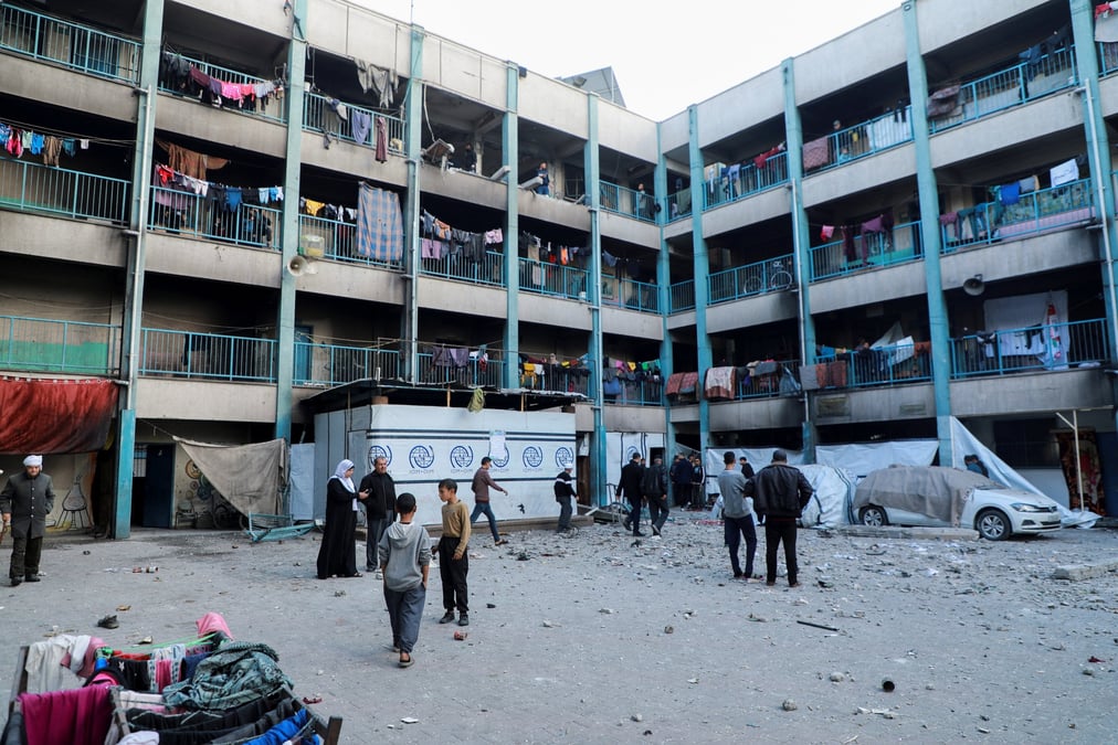 Des palestiniens inspectent le site d'une frappe israelienne sur une ecole