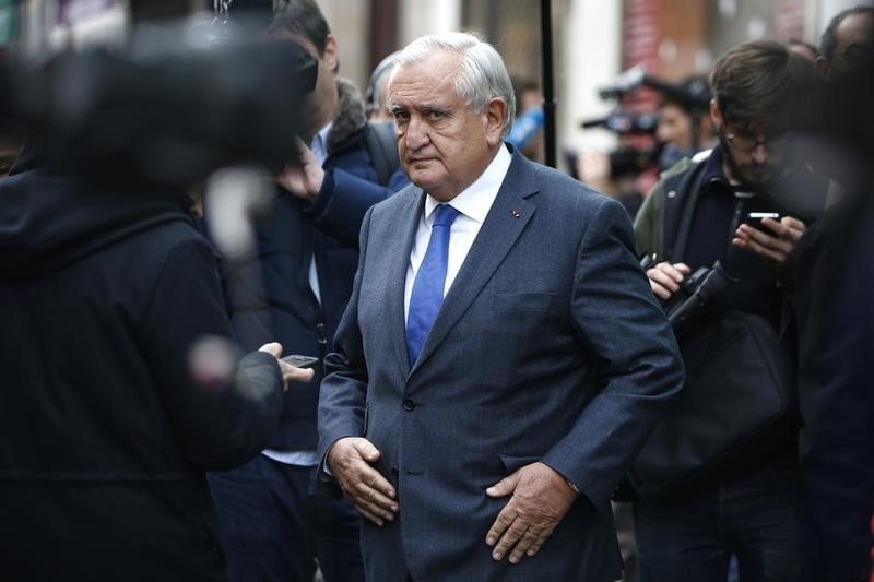 Jean-pierre raffarin verrait bien emmanuel macron travailler avec alain juppe