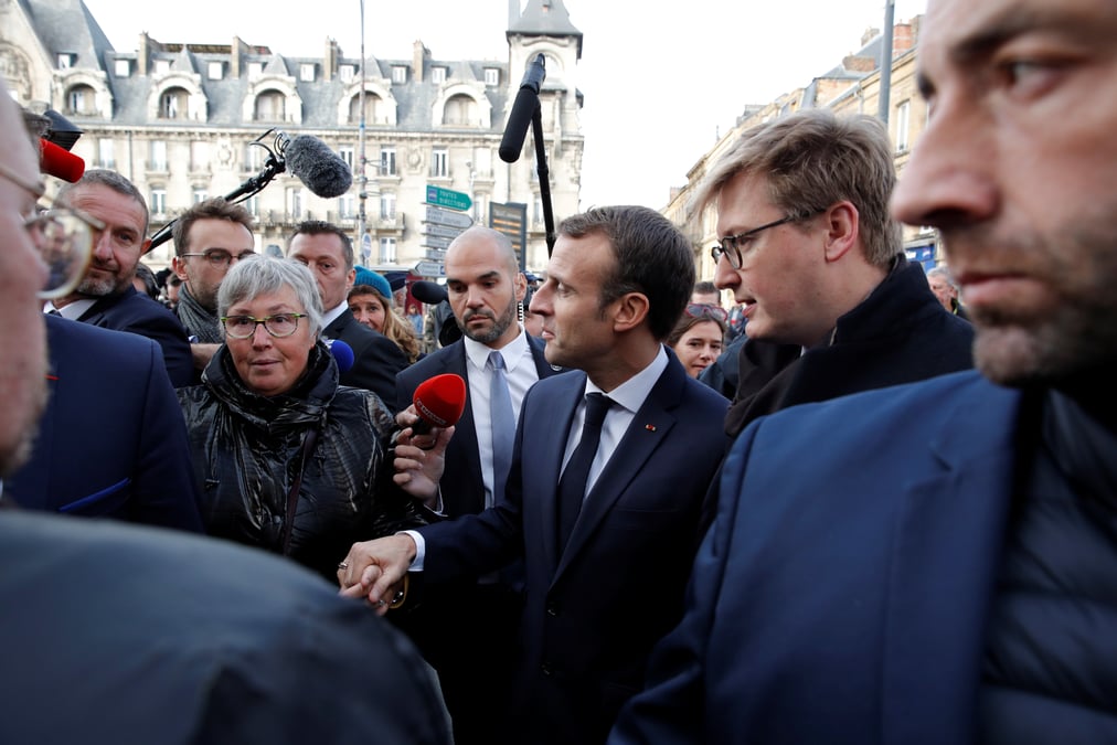 Sur le terrain, macron tente de calmer la grogne sur les carburants