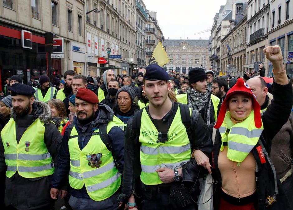 Les "gilets jaunes" maintiennent la pression