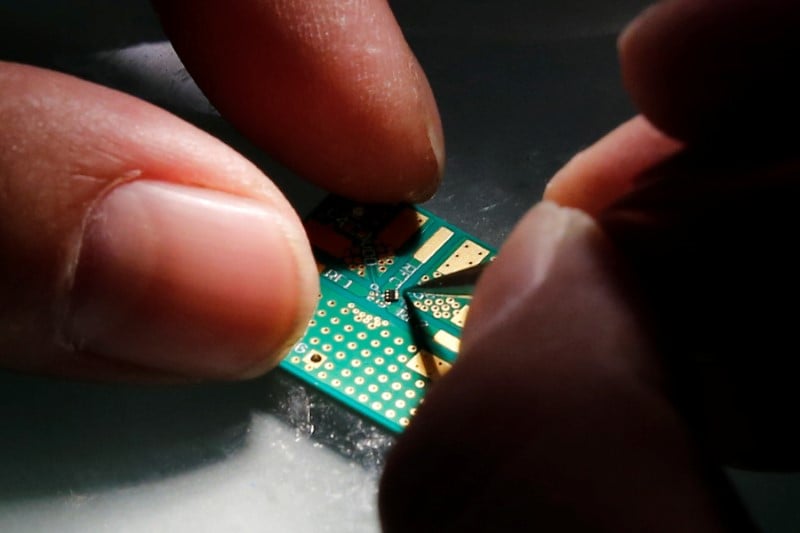 Coronavirus: accord stmicroelectronics/syndicats pour une production reduite de moitie en france