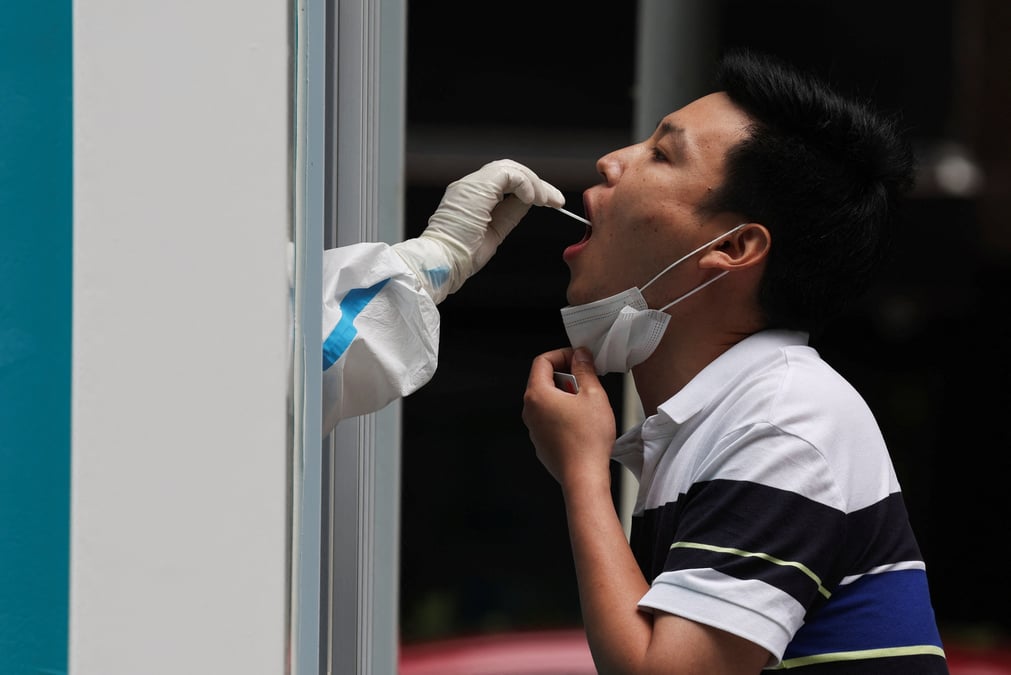 Coronavirus: pekin reprend tests et confinements cibles apres un cluster dans un bar
