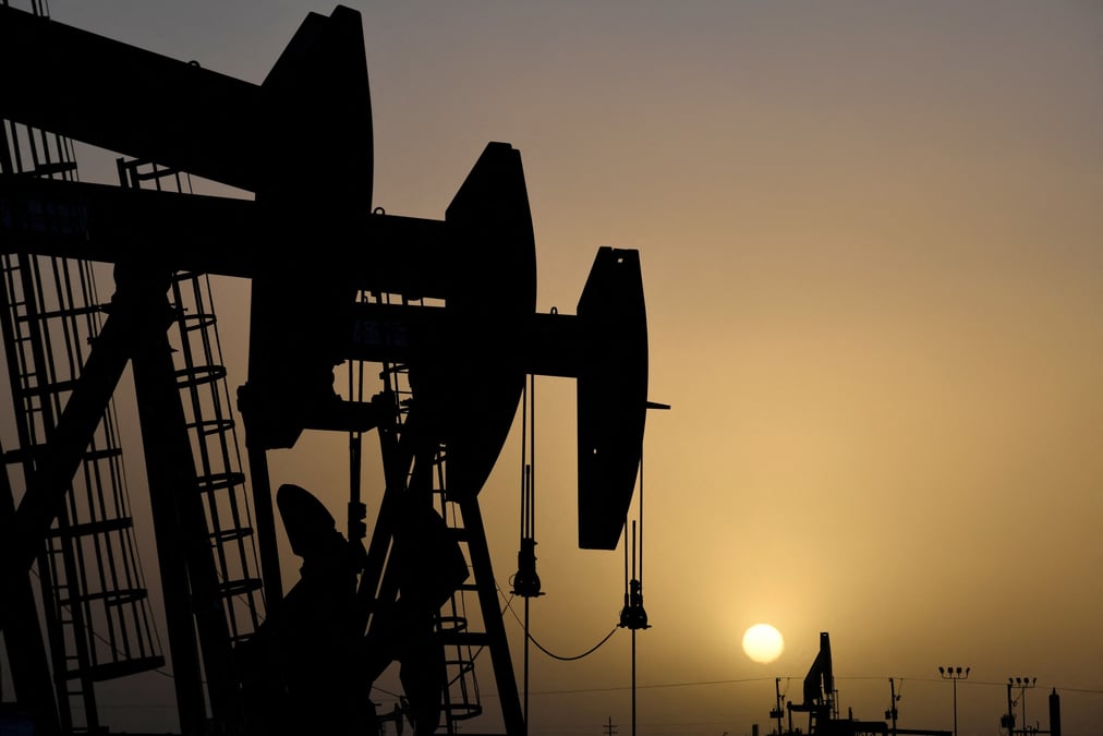 Verins de pompe au coucher du soleil a midland, au texas, aux etats-unis