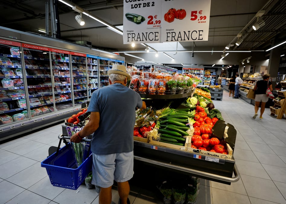 Un client fait ses courses dans un supermarche a nice, france
