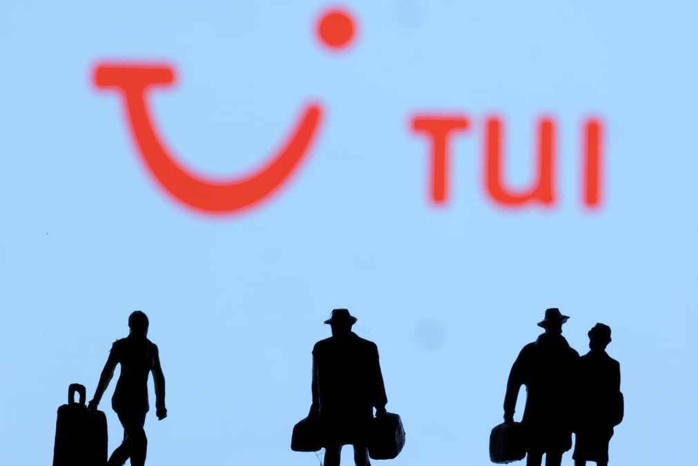 Photo d'illustration de figurines devant le logo tui