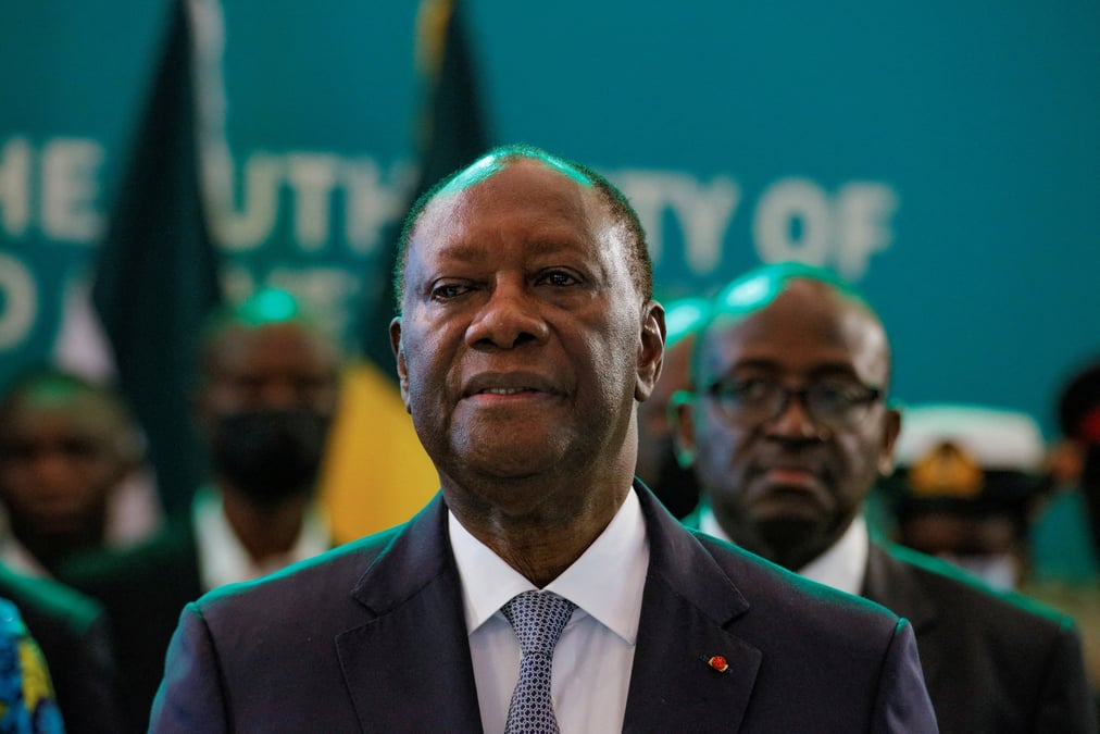 Le president ivoirien alassane ouattara participe au sommet de la cedeao pour discuter de la feuille de route de transition pour le mali, le burkina faso et la guinee, a accra