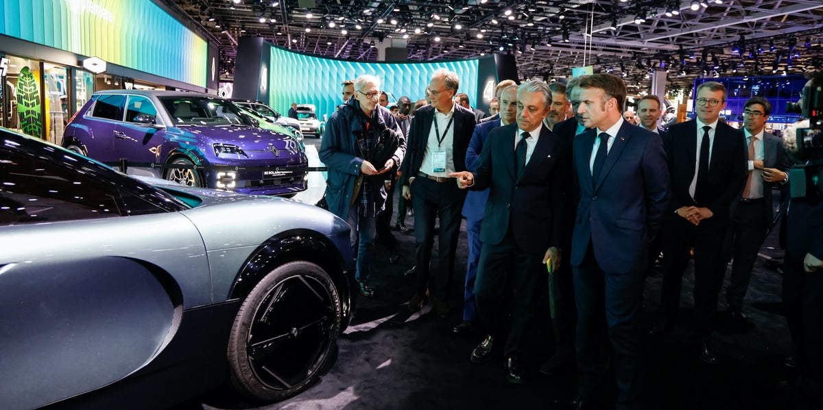 Emmanuel Macron a visité ce lundi le Mondial de l'Auto. Il est ici accompagné de Luca de Meo, le patron de Renault.