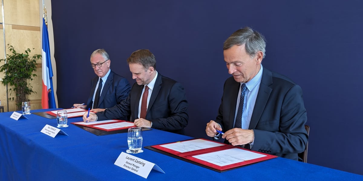 Pierfrancesco Vago, président exécutif de MSC, Marc Ferracci, ministre de l'Industrie, et , Laurent Castaing, directeur général des Chantiers de l’Atlantique, officialisent la commande de deux paquebots à l'occasion du 8e sommet Choose France.