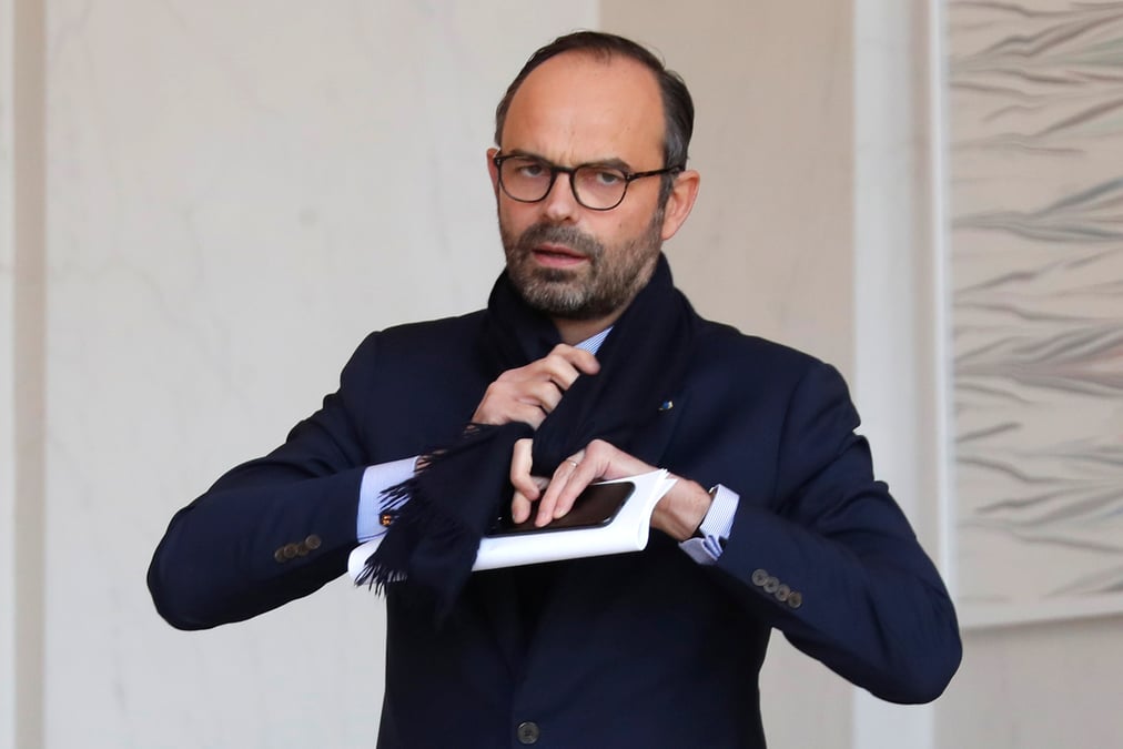 Les cotes de macron et philippe en baisse