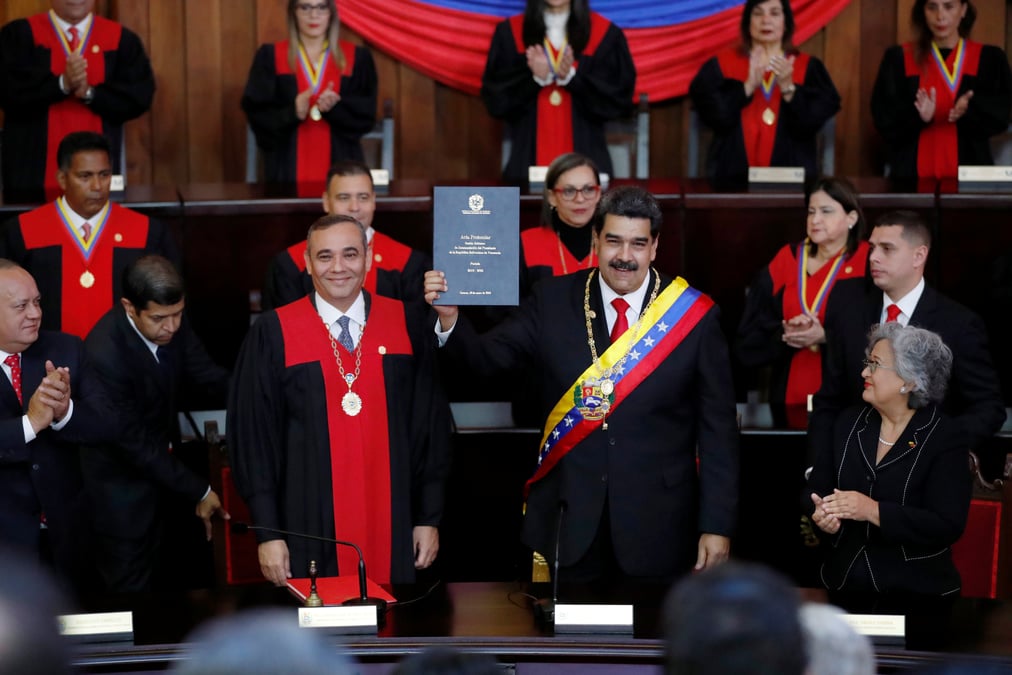 Maduro prete serment pour un second mandat