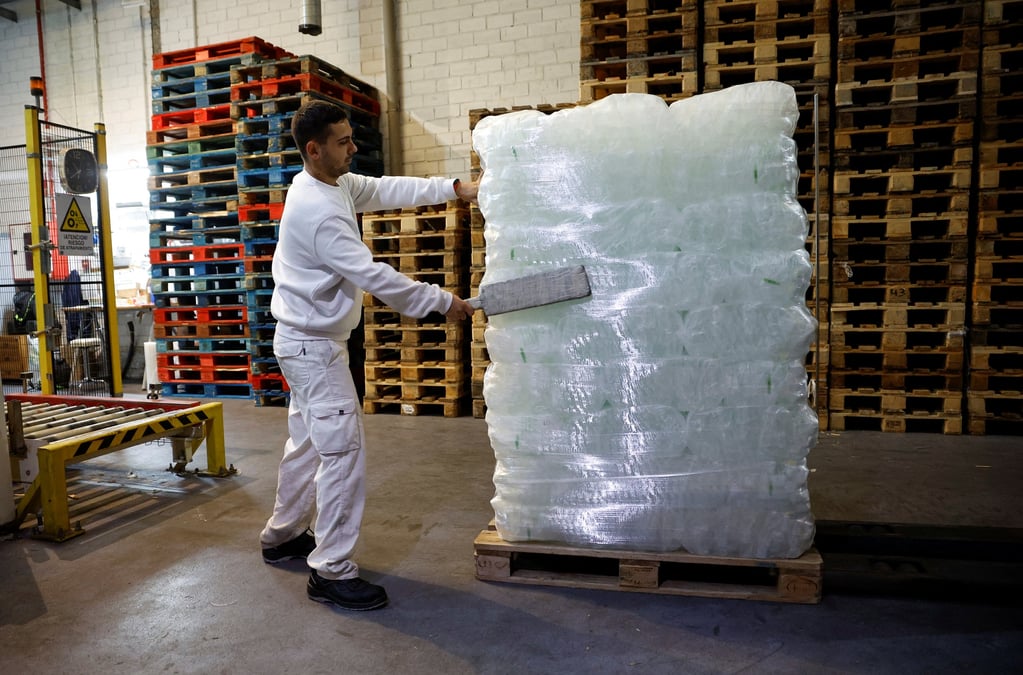 Un ouvrier d'une fabrique de glace a san fernando de henares