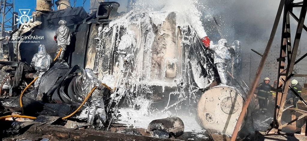 Des pompiers travaillent a eteindre un incendie dans une installation d'infrastructure energetique, endommagee par un tir de missile russe, a zhytomyr