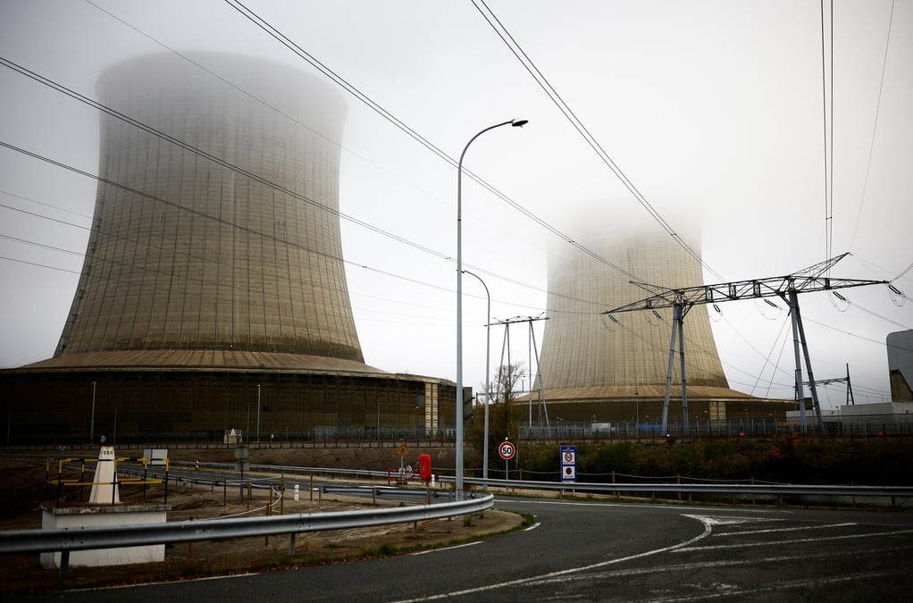 Les tours de refroidissement de la centrale nucleaire d'edf a saint-laurent-nouan