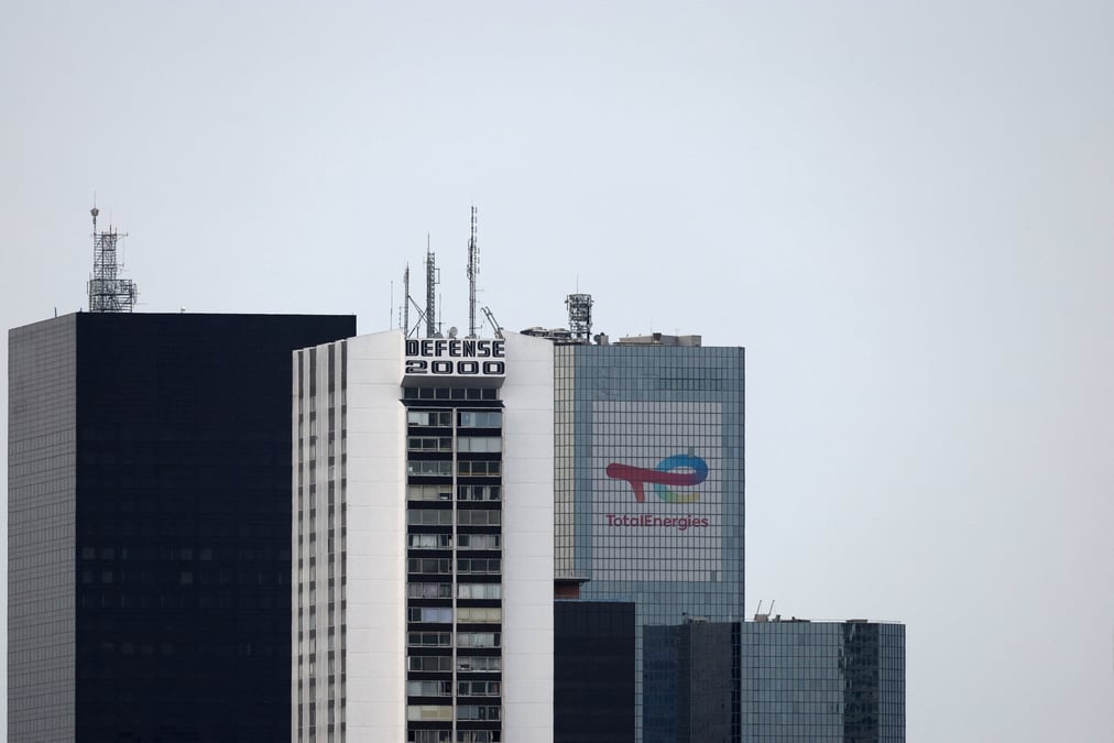 Le logo de totalenergies a son siege a la defense