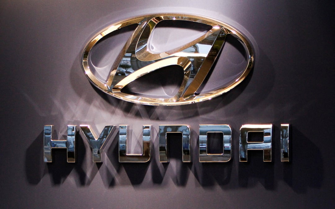 Un logo hyundai est photographie dans le showroom de budapest
