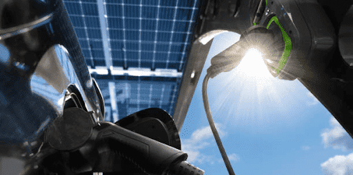 Les véhicules électriques passant 95% de leur temps à l'arrêt, ils représentent une opportunité pour absorber une production d'énergie solaire grâce à une recharge pilotée.