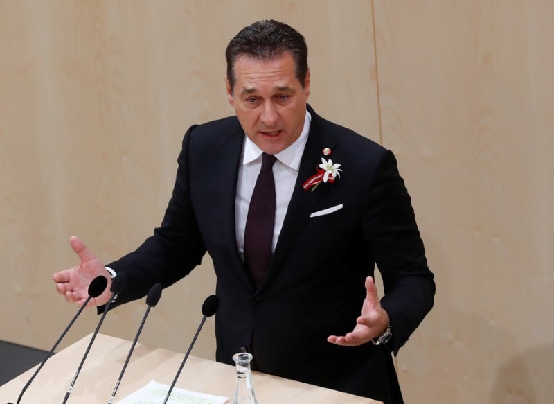 Le gouvernement de coalition conservateurs/extreme droite prete serment en autriche