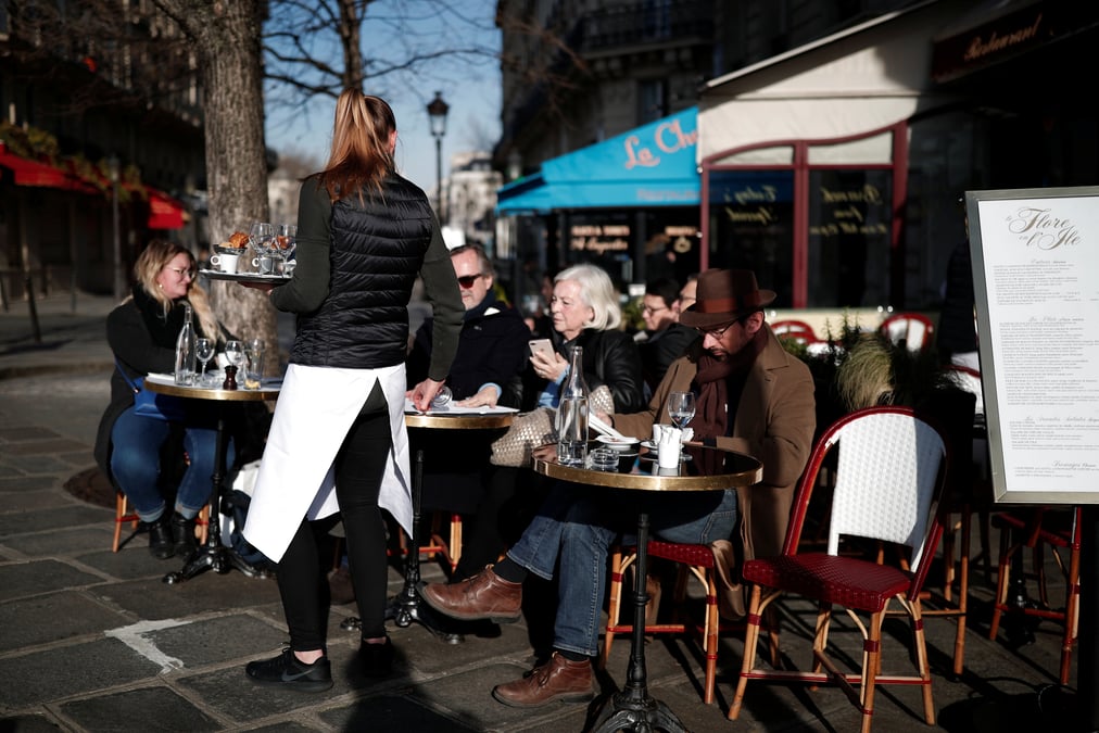 France: l'activite renoue avec la croissance dans les services