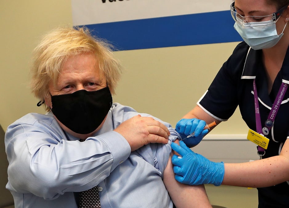 Boris johnson recoit sa premiere dose de vaccin astrazeneca