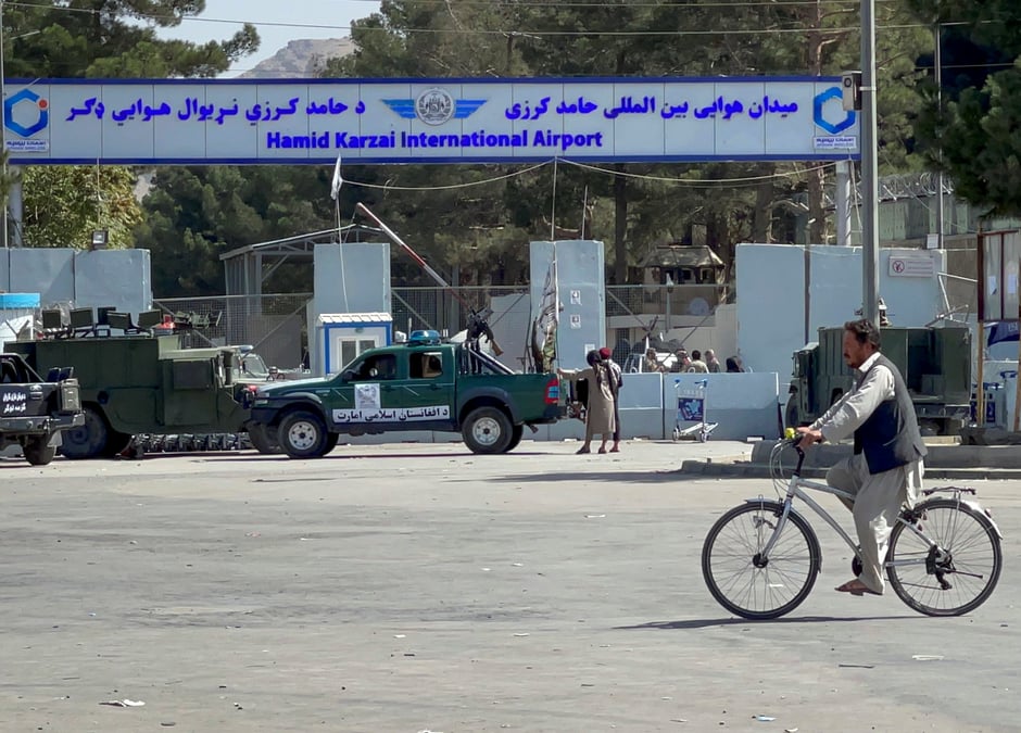 Afghanistan : dernieres evacuations sous la menace de l'etat islamique, biden promet des represailles