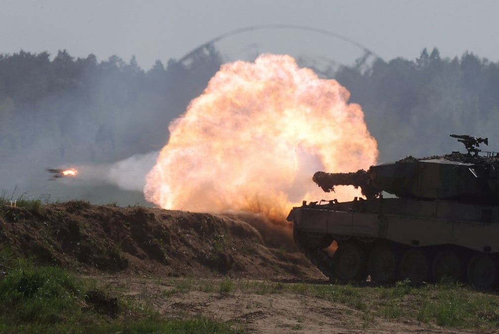 Un char leopard polonais tire durant l'exercice de l'otan defender europe