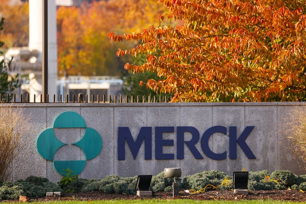 Des panneaux sont visibles au siege de merck & co. a kenilworth, dans le new jersey.