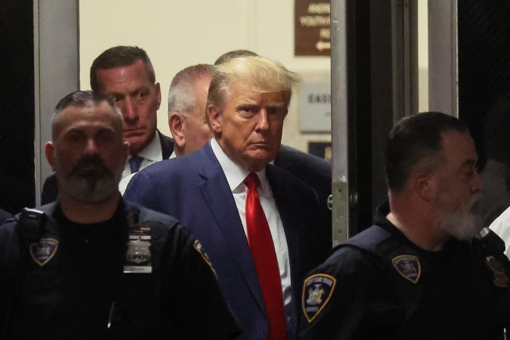 Photo de l'ancien president americain donald trump dans un tribunal de manhattan, a new york
